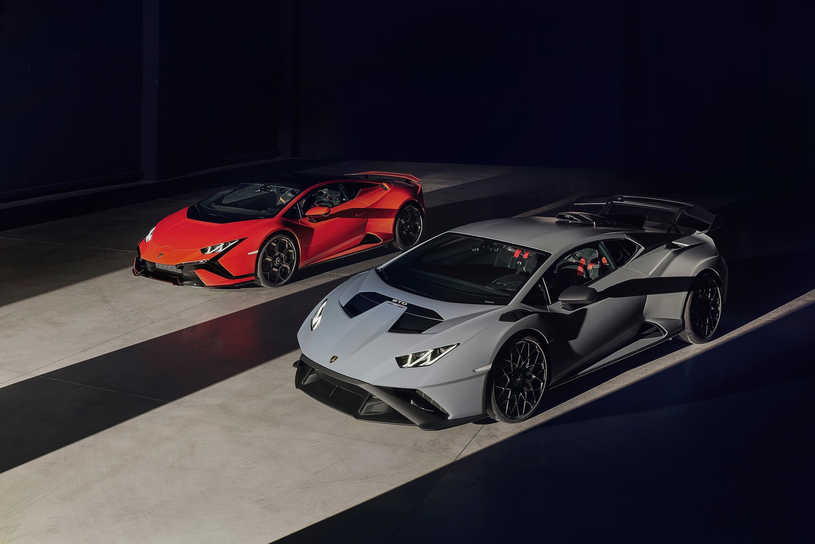 Dois cordeiros estacionados lado a lado em um estacionamento (lamborghini huracán evo, lamborghini huracan evo, lamborghini huracán sto, 2022, 5k)