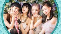 Membres de Blackpink célébrant avec de la glace dans un cadre floral