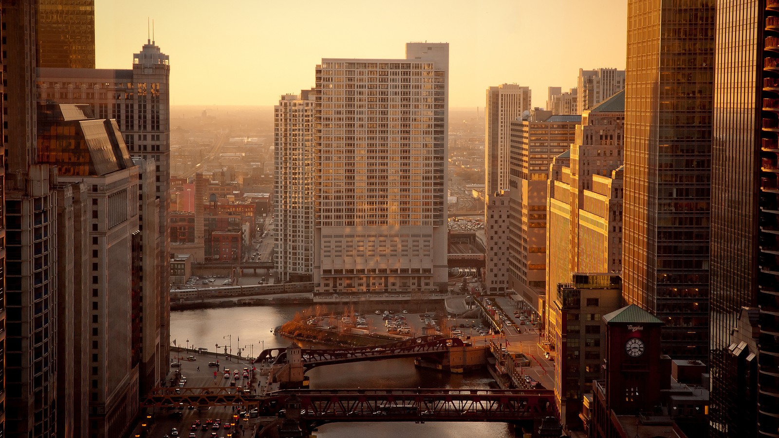 Edificios en una ciudad con un río y un puente en el medio (chicago, paisaje urbano, ciudad, metrópolis, área urbana)