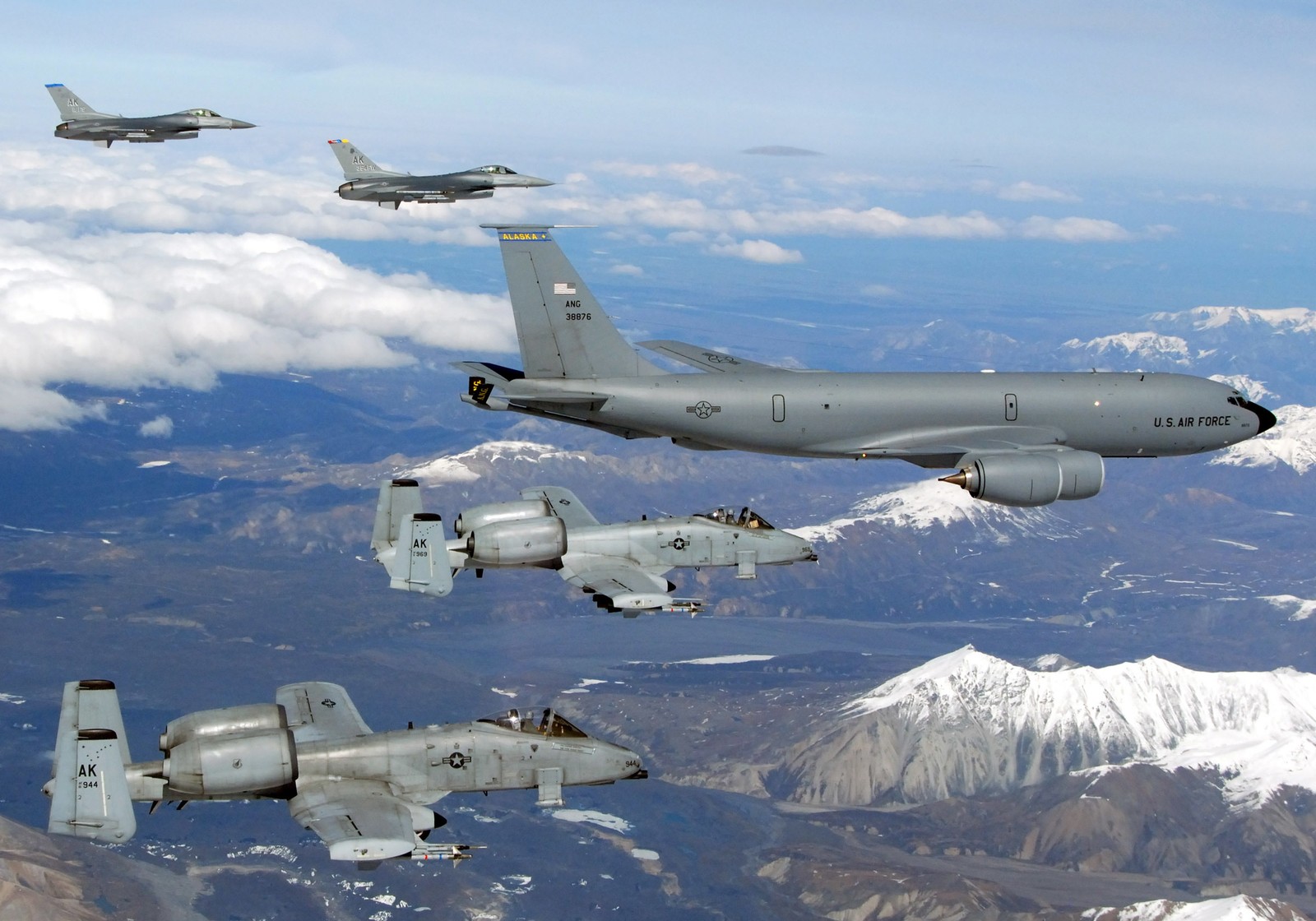 Três jatos militares voando em formação sobre uma cadeia de montanhas (aeronave militar, aeronave, boeing kc 135 stratotanker, avião a jato, força aérea)