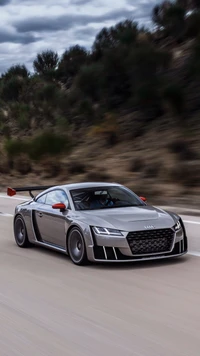 Elegante coche deportivo Audi R8 en movimiento en una carretera escénica