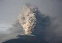 Erupção do Monte Agung: Uma nuvem cúmulo de cinzas e fumaça de um estratovulcão