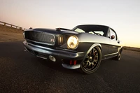 Ford Shelby Mustang Fastback de 1966 com rodas personalizadas e design elegante.