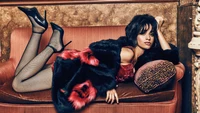 Camila Cabello in einer stilvollen Pose, die Eleganz und mutige Mode zeigt.