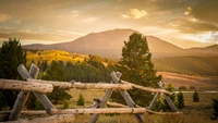 Heure dorée sur paysage montagneux avec clôture rustique