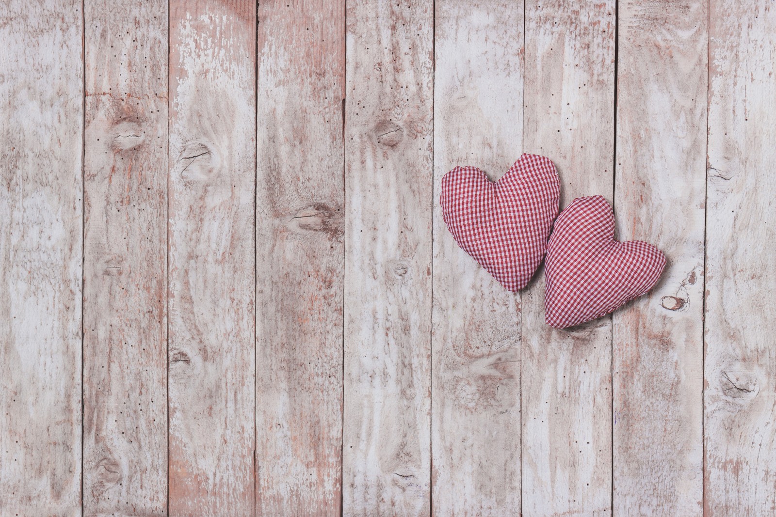 Deux cœurs roses sur un fond en bois avec un espace pour le texte (cœur, saint valentin, rose, bois, motif)