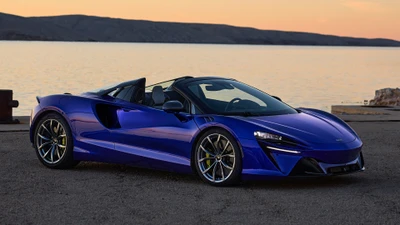 2024 McLaren Artura Spider: Потрясающий синий спортивный автомобиль у воды