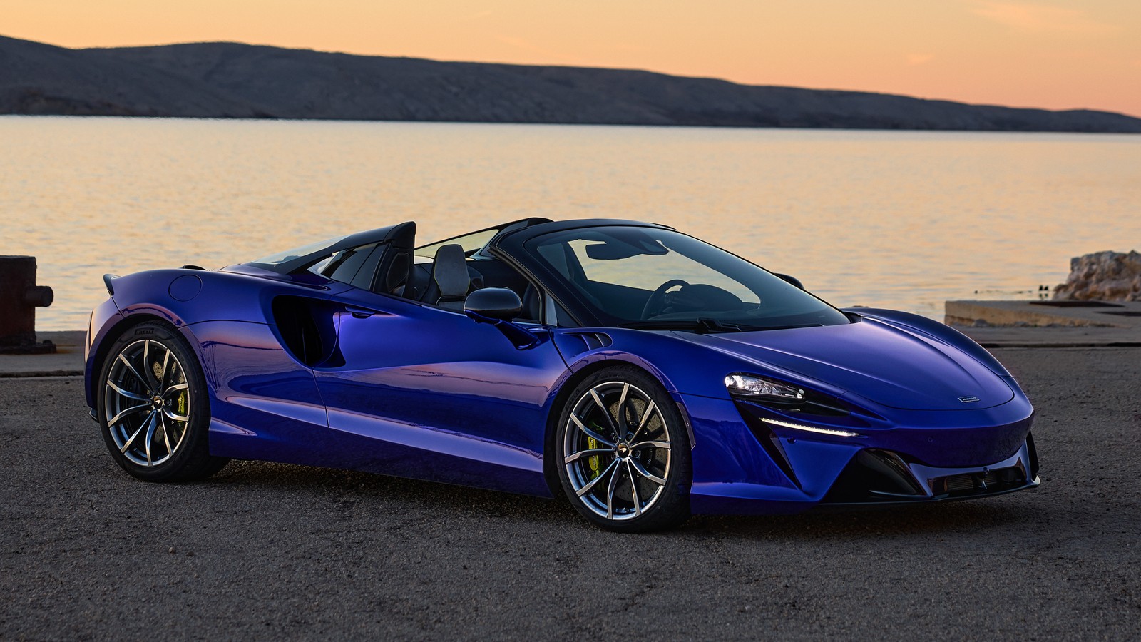 Um close de um carro esportivo azul estacionado perto de um corpo d'água (mclaren artura spider, 2024, carros, papel de parede 4k)