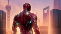 Iron Man contemplando un paisaje urbano futurista al atardecer