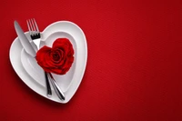 Cena del Día de San Valentín: Plato en forma de corazón con rosa