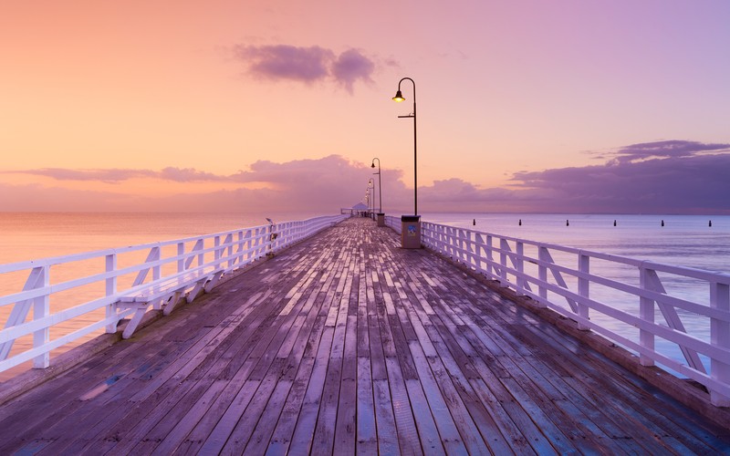 Пирс с скамейкой и уличным фонарем на закате (shorncliffe pier, австралия, fishing pier, брисбен, восход солнца)