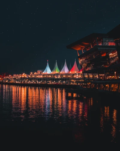 Reflexão da meia-noite da colorida arquitetura chinesa em um rio sereno