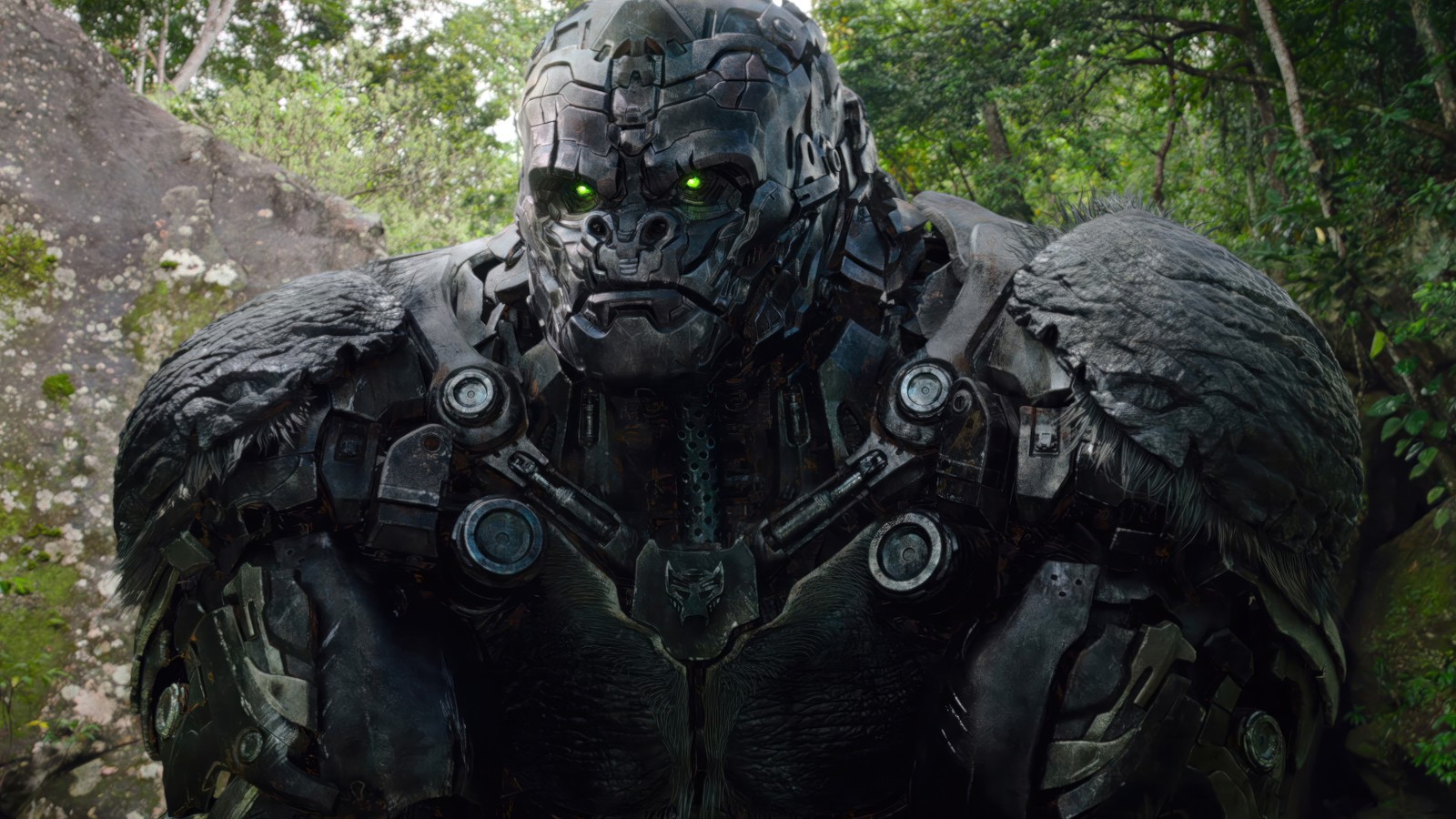 Un primer plano de un robot en un bosque com árvores (optimus primal, transformers rise of the beasts, película, 2023, transformers)