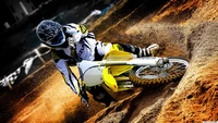 Мотоциклист на Suzuki RM в действии на грунтовой трассе