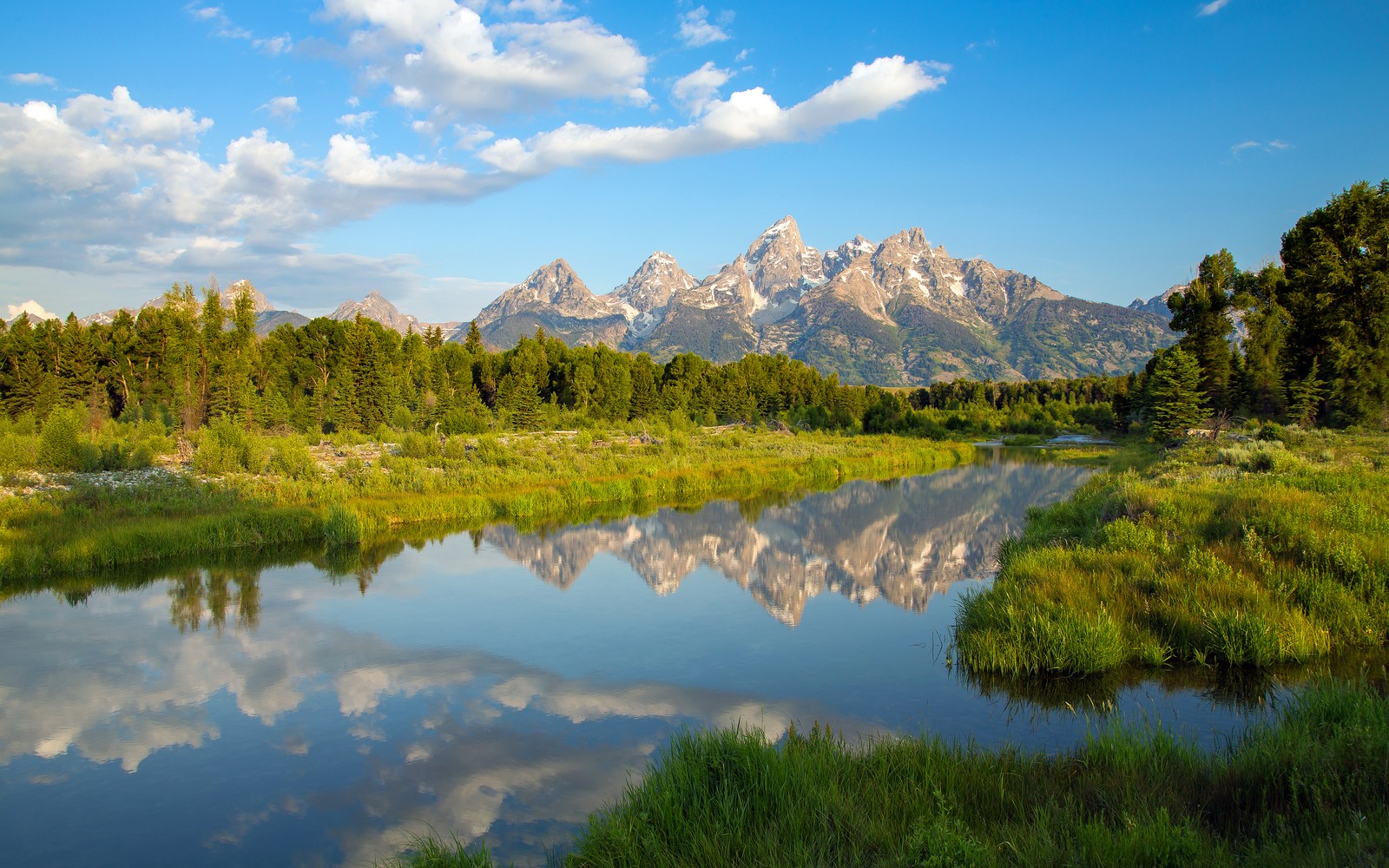 Vista aérea de uma cadeia de montanhas com um rio e uma floresta (parque nacional grand teton, grand teton, rio snake, parque nacional, parque)