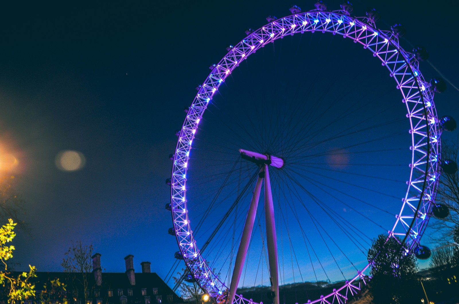 Крупный план колеса обозрения, подсвеченного ночью (лондонский глаз, london eye, колесо обозрения, парк аттракционов, достопримечательность)