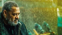 Laurence Fishburne como el Rey de Bowery en una escena empapada de lluvia de "John Wick 3".