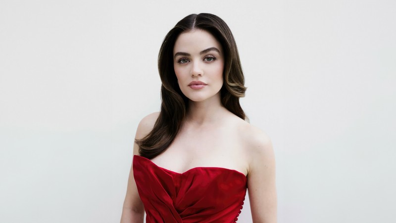 Женщина в красном платье позирует для фотографии (люси хейл, lucy hale, портрет, американская актриса, люди)