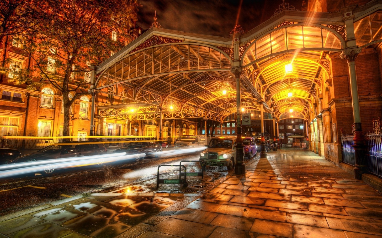 Vista de uma estação de trem com um trem passando (noite, marco, cidade, reflexo, centro da cidade)