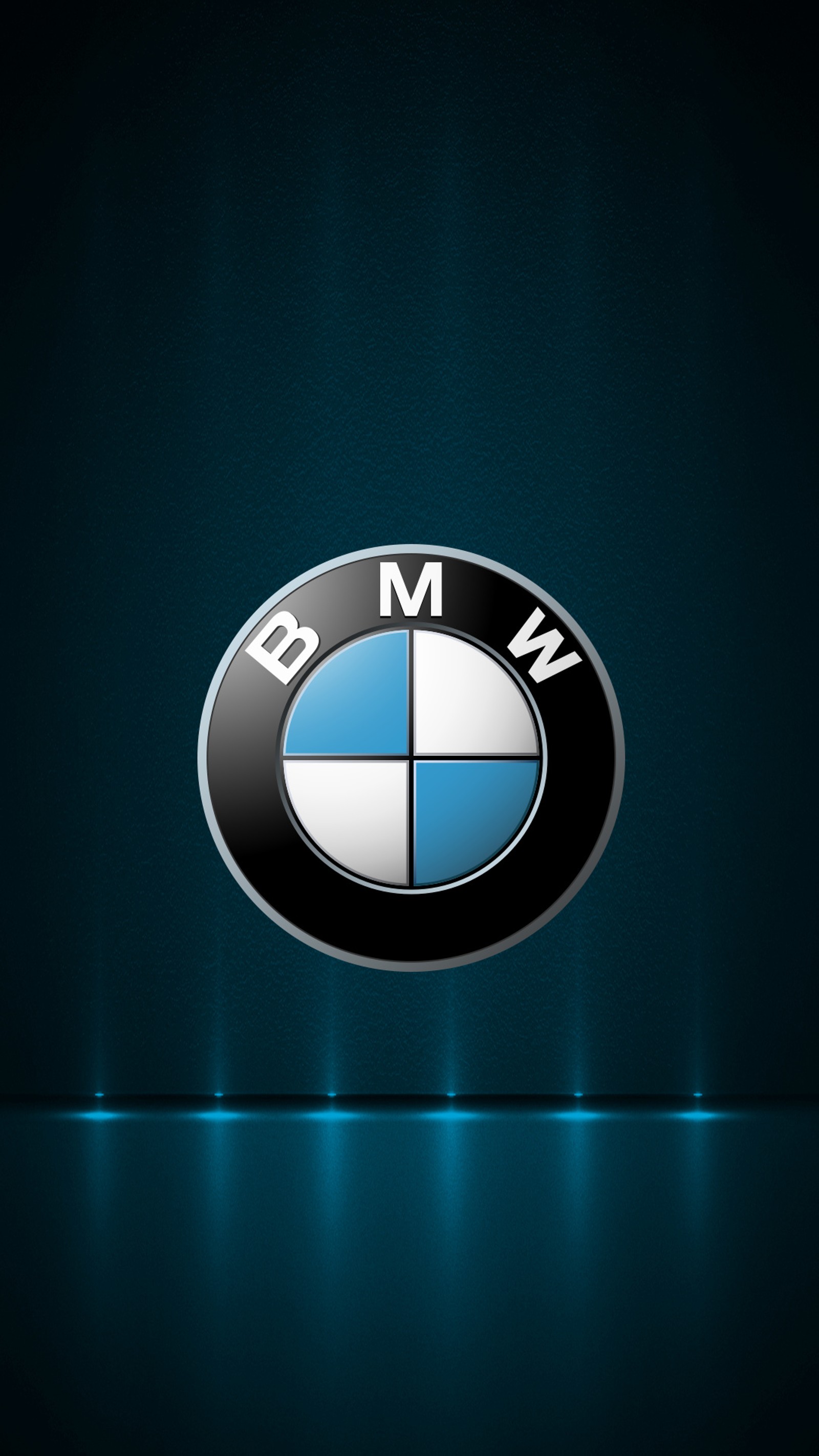 Gros plan du logo bmw sur un fond bleu (auto, bmw, voiture, logo)