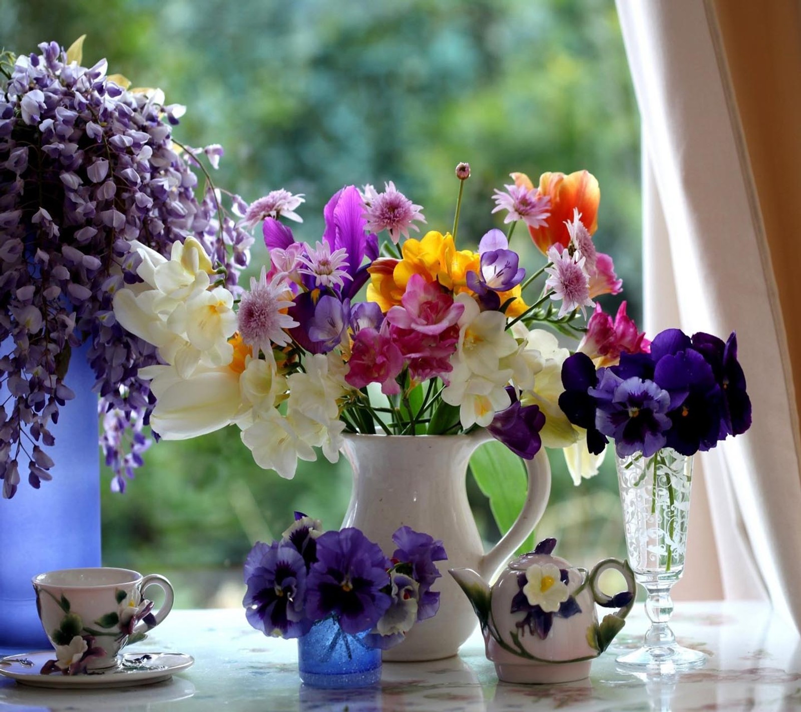 Il y a beaucoup de fleurs différentes dans un vase sur une table (regard, sympa)