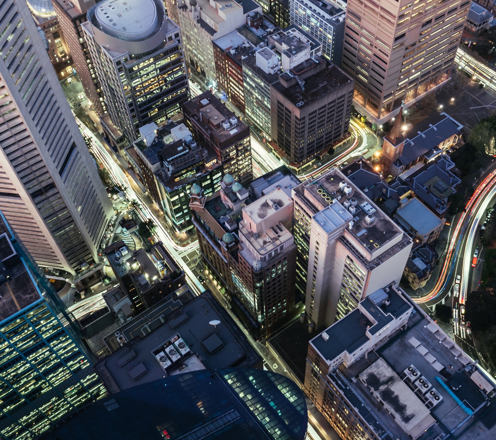 Vue aérienne d'une ville la nuit avec beaucoup de grands bâtiments (bâtiments, ville, haut, vue)