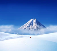 Montagne majestueuse couverte de neige sous un ciel bleu clair