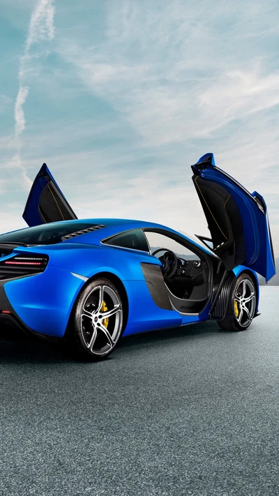 Supercarro azul elegante com portas abertas contra um fundo de céu