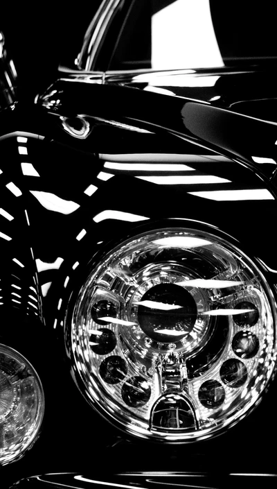 Reflejos elegantes: detalles de coches clásicos en monocromo