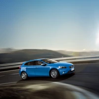 Volvo V40 R-Design en mouvement dynamique sur route sinueuse