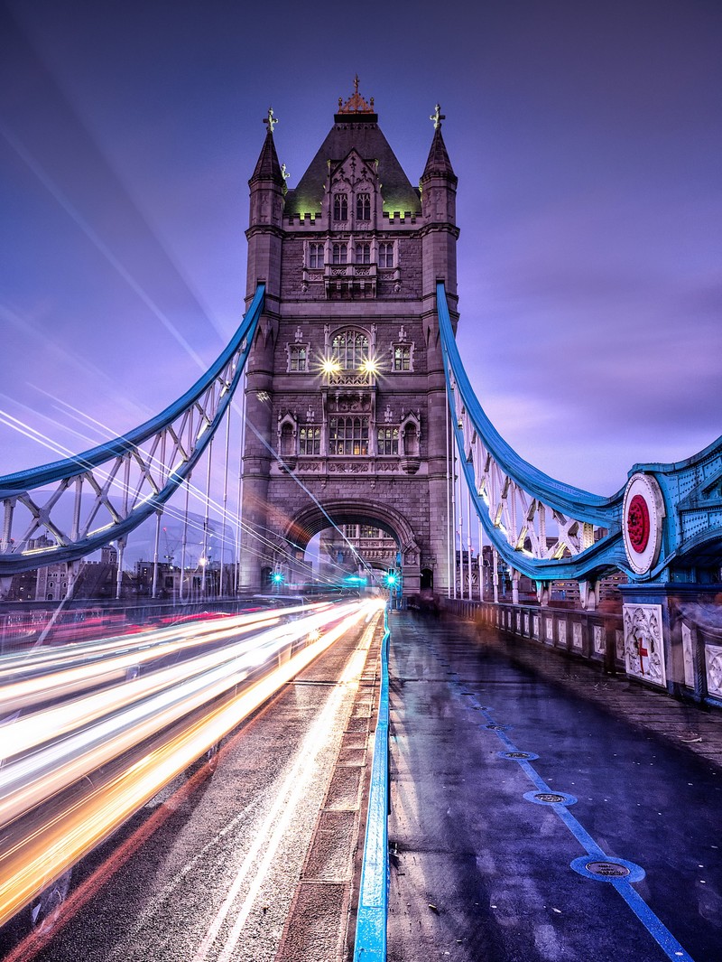 Вид на мост с проезжающим автомобилем (tower bridge, лондонская башня, мост, достопримечательность, синий)