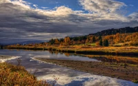 Reflets d'automne dans un paysage sauvage serein