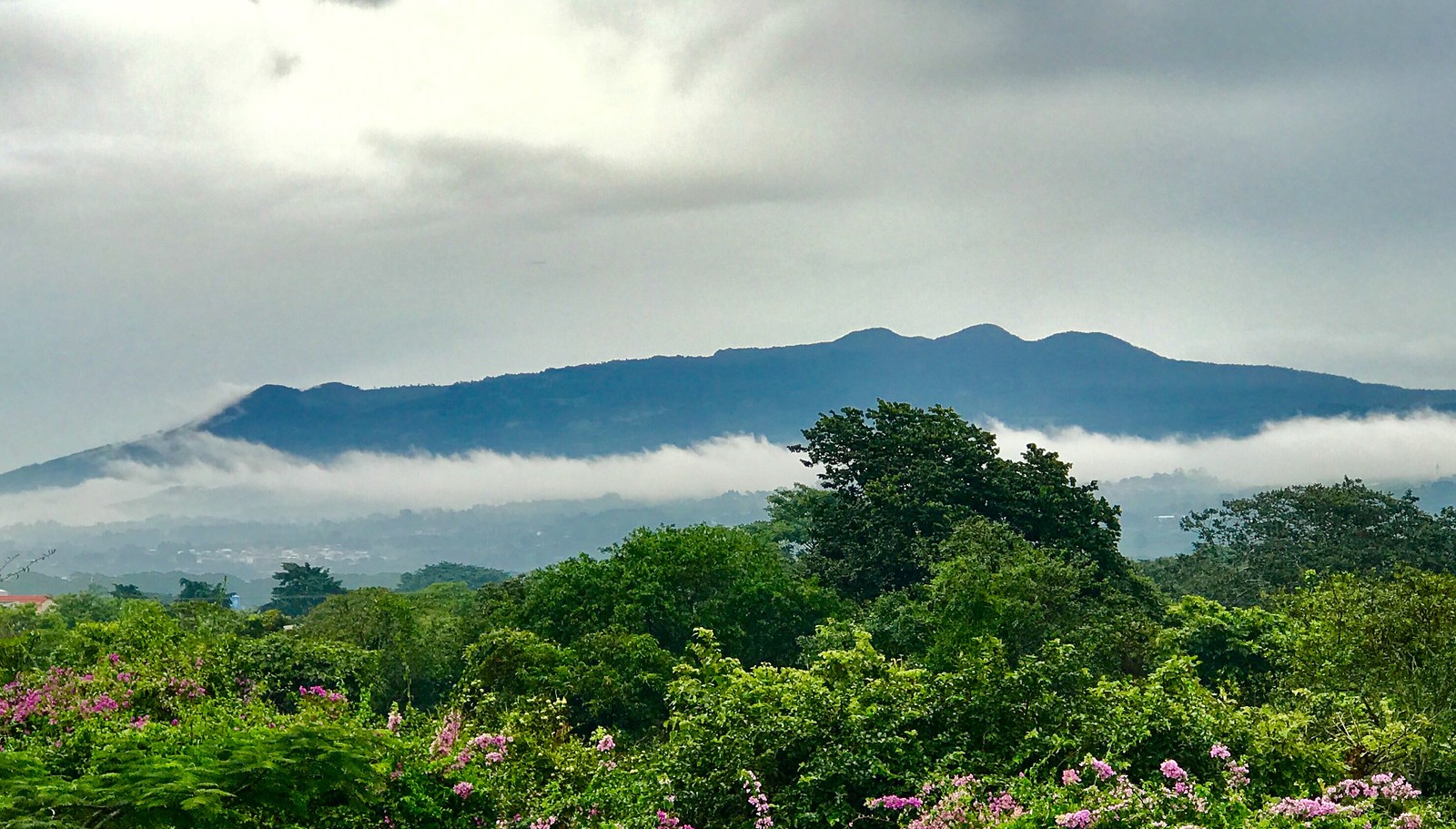 Montagnes au loin avec quelques nuages dans le ciel (végétation, hauts plateaux, décor montagnard, station de montagne, nature)