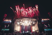 Episches Guns N' Roses Konzert mit Feuerwerk bei Nacht