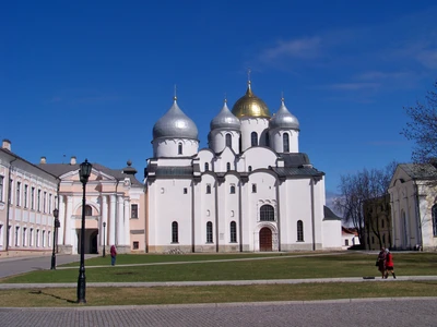 Historische Kathedrale, die byzantinische und mittelalterliche Architektur zeigt