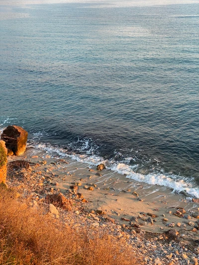 Ruhiger azurblauer Horizont: Eine friedliche Strandlandschaft