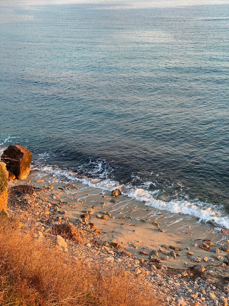 Мужчина едет на лошади по пляжу рядом с водой (море, наука, физика, вода, лазурный)