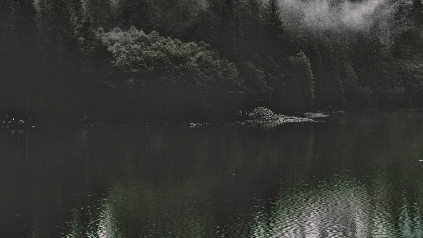 Il y a un bateau flottant dans l'eau près d'une forêt (nature, eau, réflexion, lac, atmosphère)