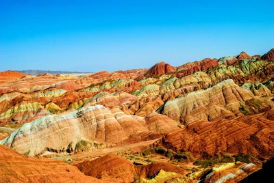 Lebendige mehrfarbige Badlands eines Nationalparks mit einzigartigen geologischen Formationen.