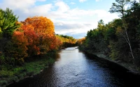 Réflexions d'automne sur une rivière sereine