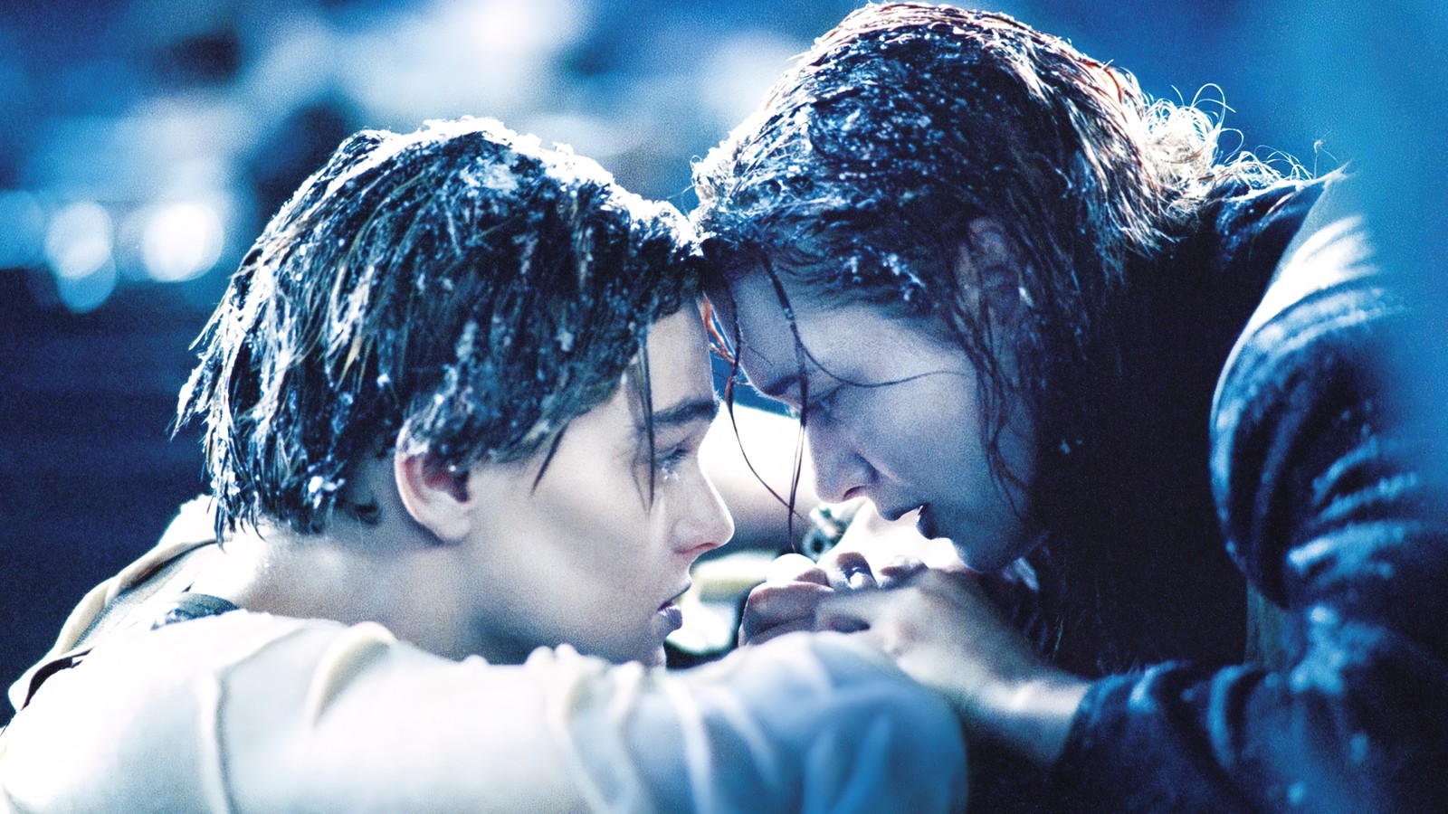 Un gros plan d'une personne étreignant une autre personne sous la pluie (leonardo dicaprio, kate winslet, titanic, 5k, films)