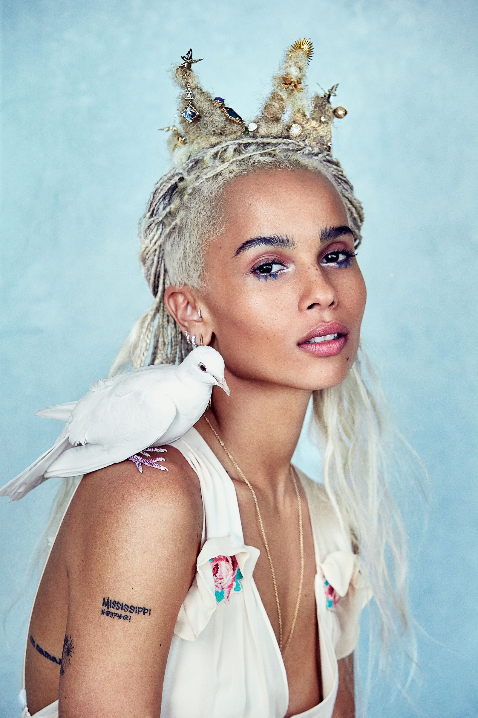 Femme arabe avec un oiseau sur l'épaule et une couronne sur la tête (zoe kravitz, allure, actrice américaine, gens, fond décran 4k)