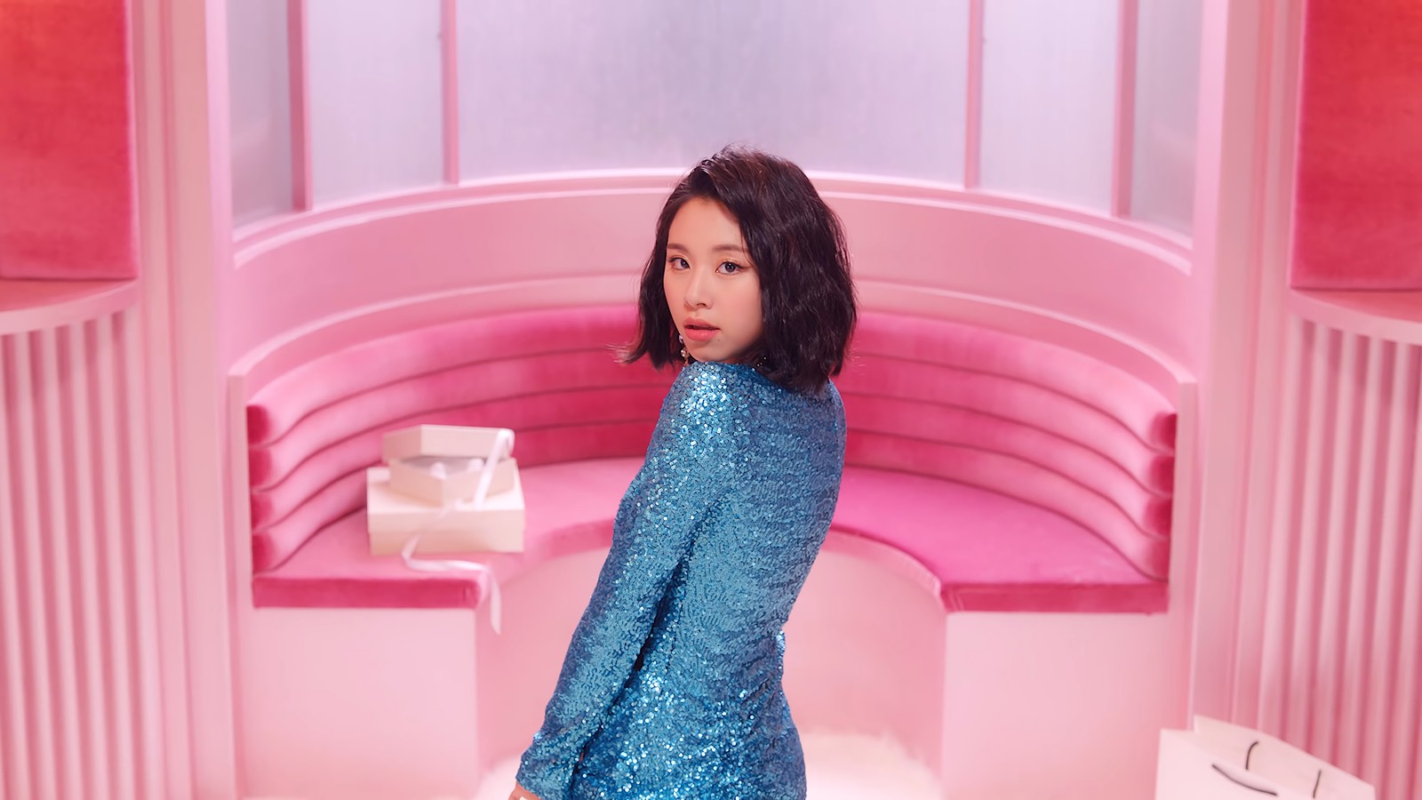 Une femme africaine en robe bleue se tient dans une pièce rose (chaeyoung, chae young, 채영, son chae young, twice kpop)