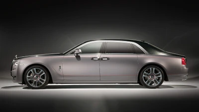 Rolls Royce élégant avec un éclairage automobile frappant et un design de roue détaillé.