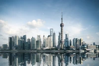 Skyline von Shanghai: Eine atemberaubende Stadtlandschaft aus Wolkenkratzern und Wahrzeichen unter einem klaren Tageshimmel