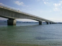 Moderner Balkenbrücke über ruhigem Wasser