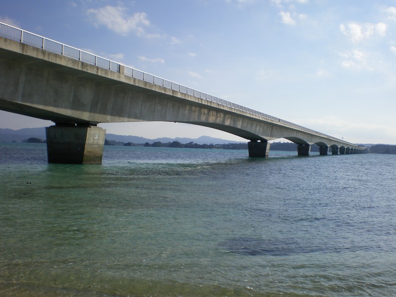 Мост над водой с лодкой в воде (балочный мост, мост, вантовый мост, река, водные ресурсы)