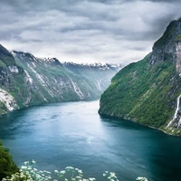 Fjord majestuoso con lago glacial y exuberante paisaje de tierras altas