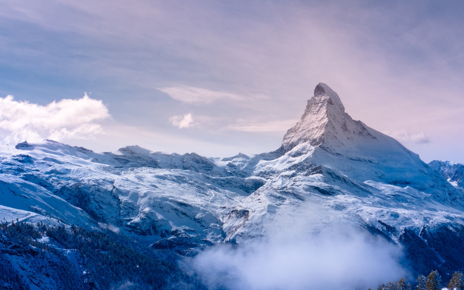 Uma vista de uma montanha com um pico coberto de neve à distância (matterhorn, suíça, itália, coberto de neve, névoa)