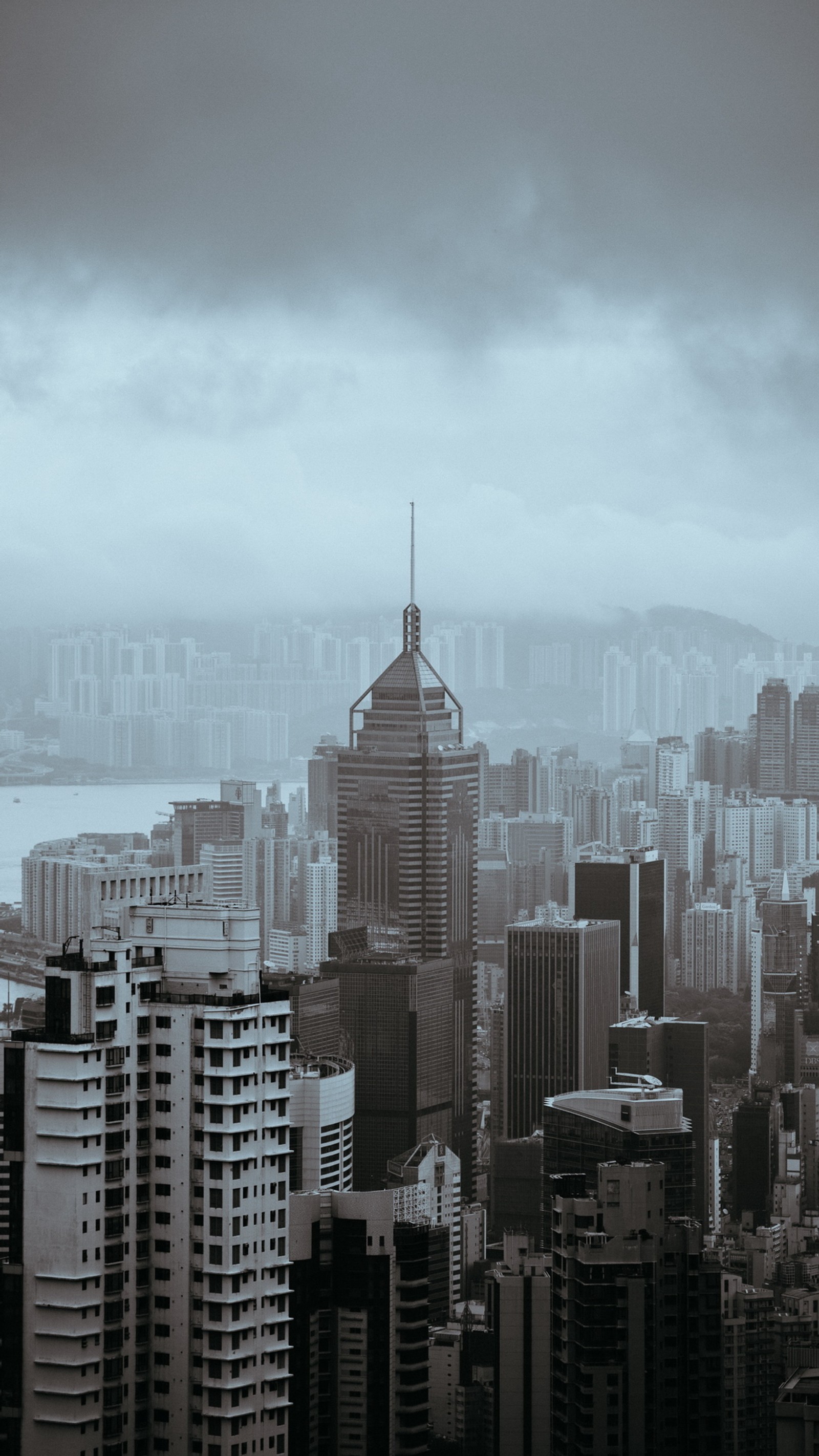 Vista de uma cidade com uma torre de relógio no meio (victoria peak, arranha céus, hong kong, edifício, cidade)